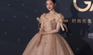 周深红毯上修伞 周深红毯上修伞